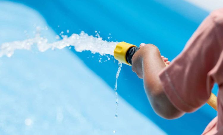 Faut-il interdire les piscines privées pour préserver l'eau ? Faut-il interdire les piscines privées pour préserver l'eau ?