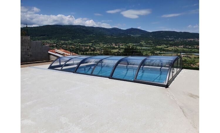 Abri de piscine et vent : comment bien protéger son installation ?