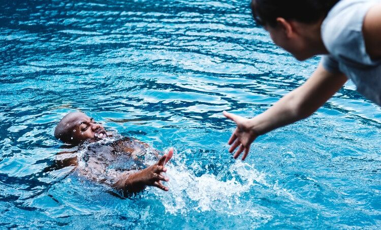 Accident de piscine : que faire ? Premiers gestes de secours